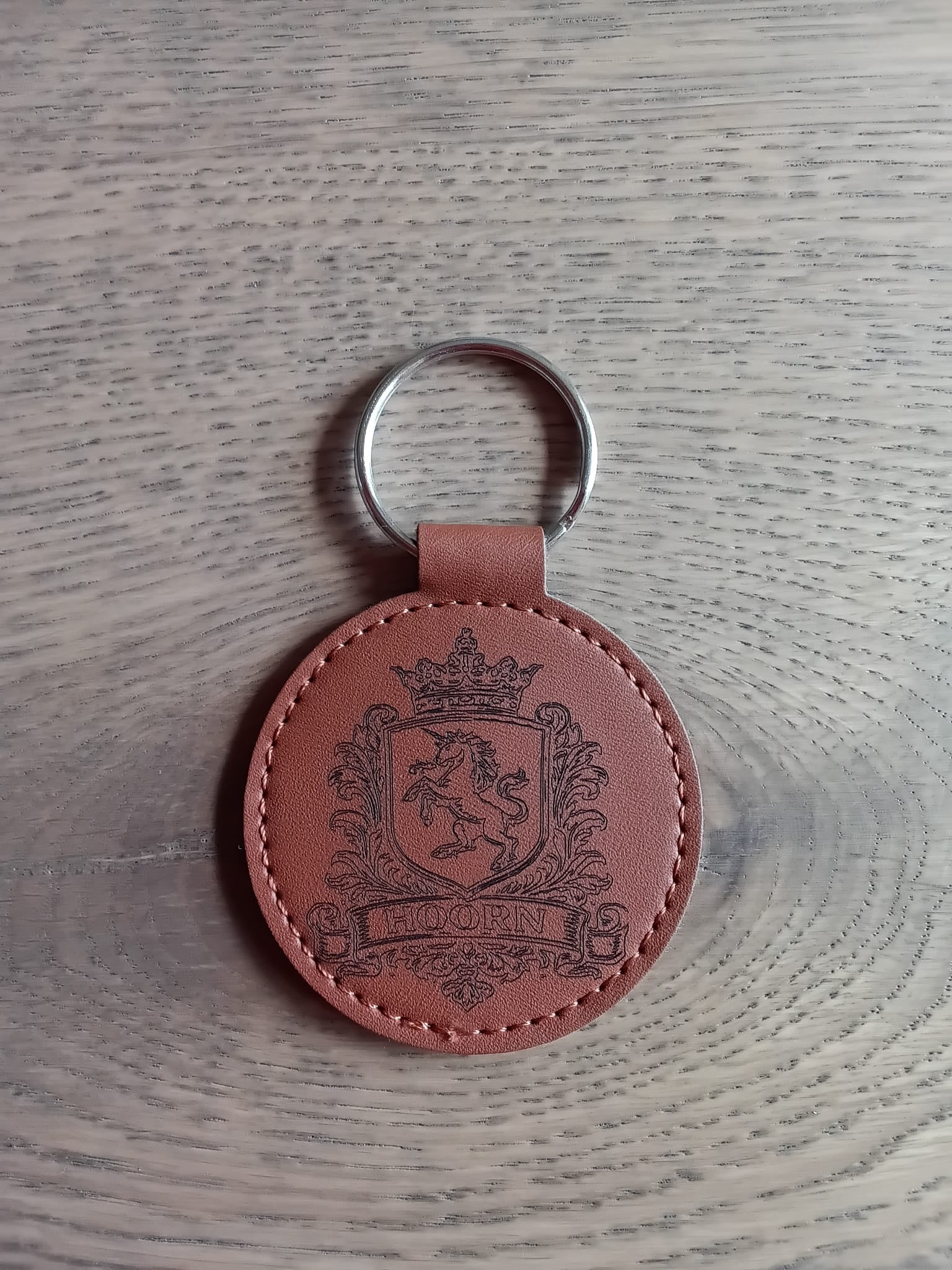 Voorbeeld sleutelhanger met gegraveerd ontwerp