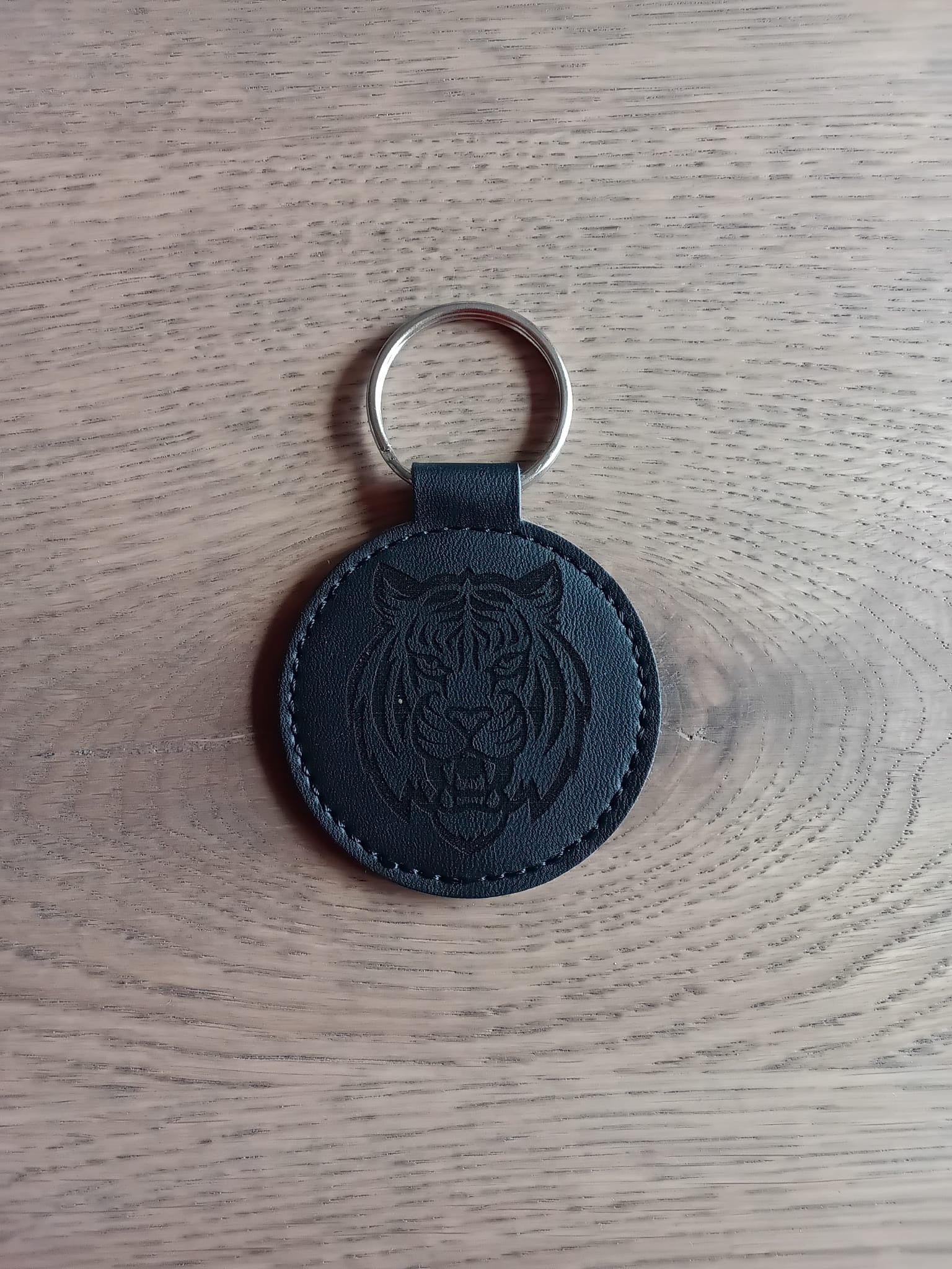 Voorbeeld zwarte sleutelhanger met gegraveerd ontwerp